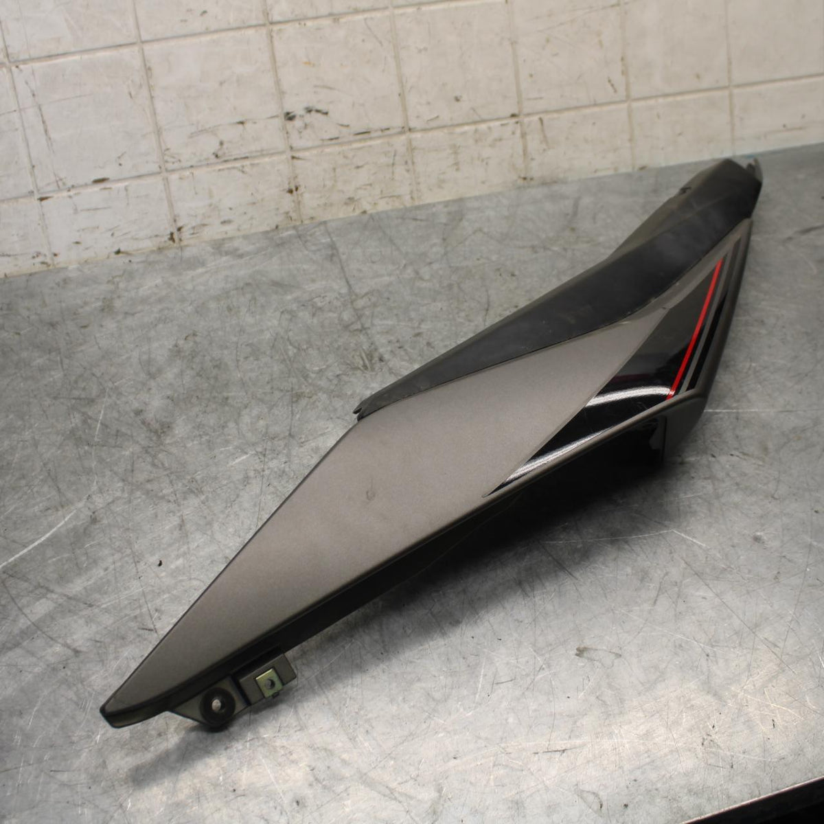 2015 Yamaha YZF R3 RIGHT REAR BACK TAIL FAIRING COWL SHROUD BB526