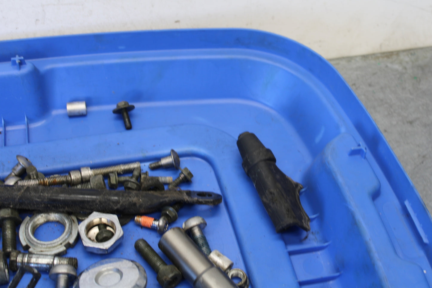 04 SUZUKI INTRUDER 800 MOUNTING BOLTS HARDWARE MOTOR SCREWS BB758