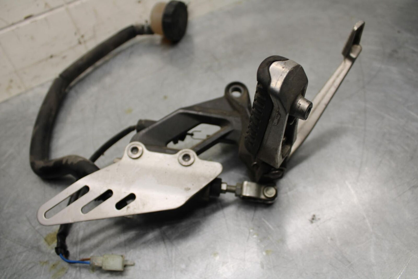 06-07 KAWASAKI NINJA ZX14R RIGHT REARSET REAR SET DRIVER FOOT PEG BB466