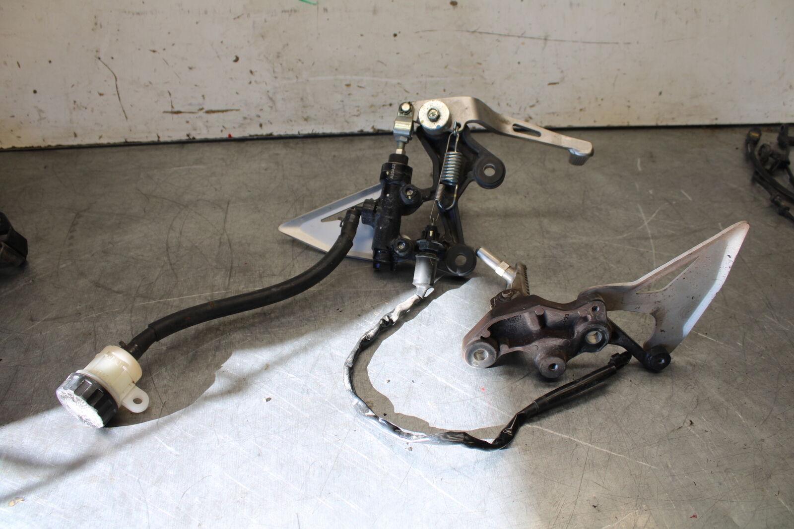 19-22 KAWASAKI Z400 RIGHT LEFT REARSETS REAR SET DRIVER FOOT PEGS  BB708