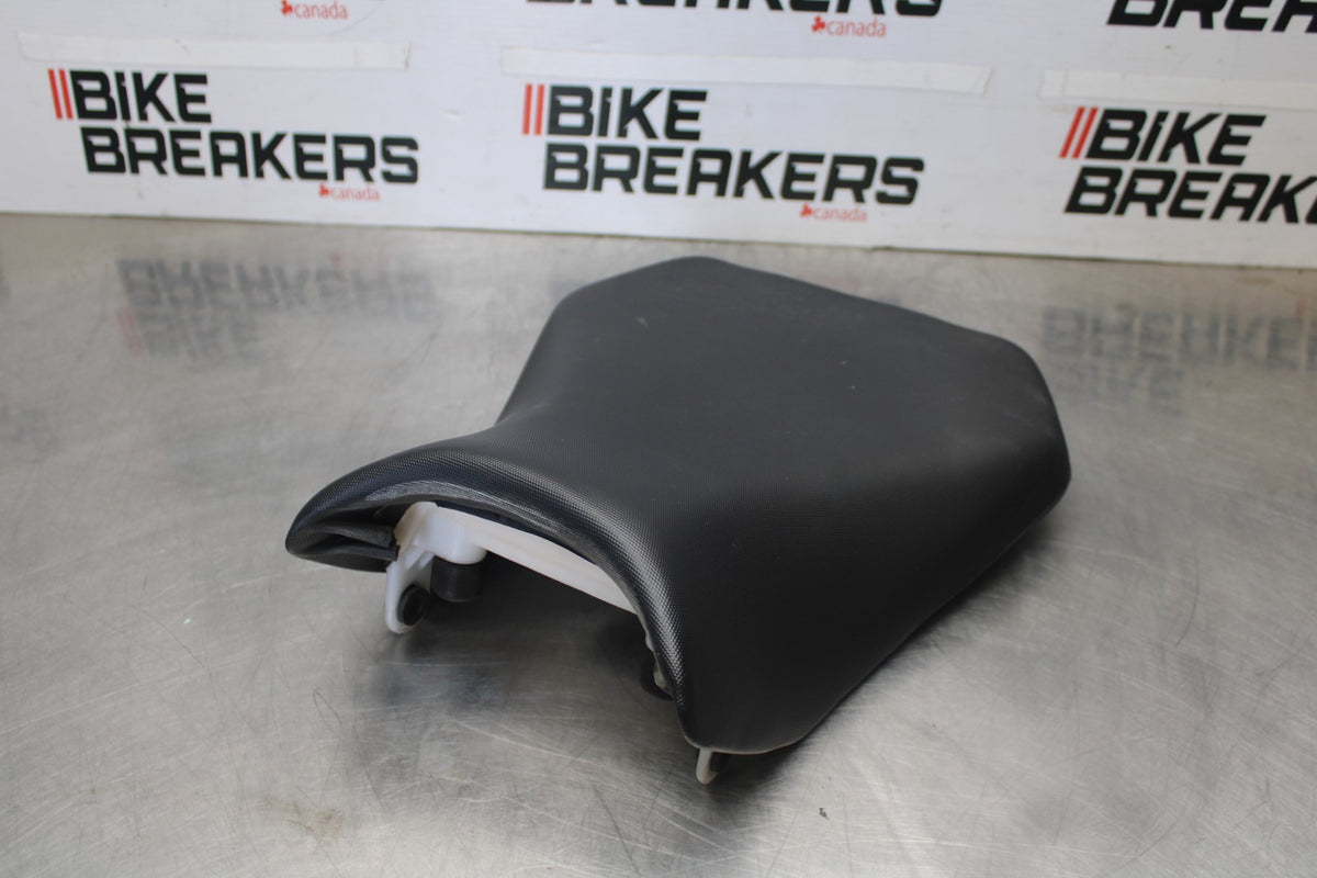 11-26 SUZUKI GSXR750 FRONT DRIVERS SEAT PAD SADDLE PILLION BB900-B