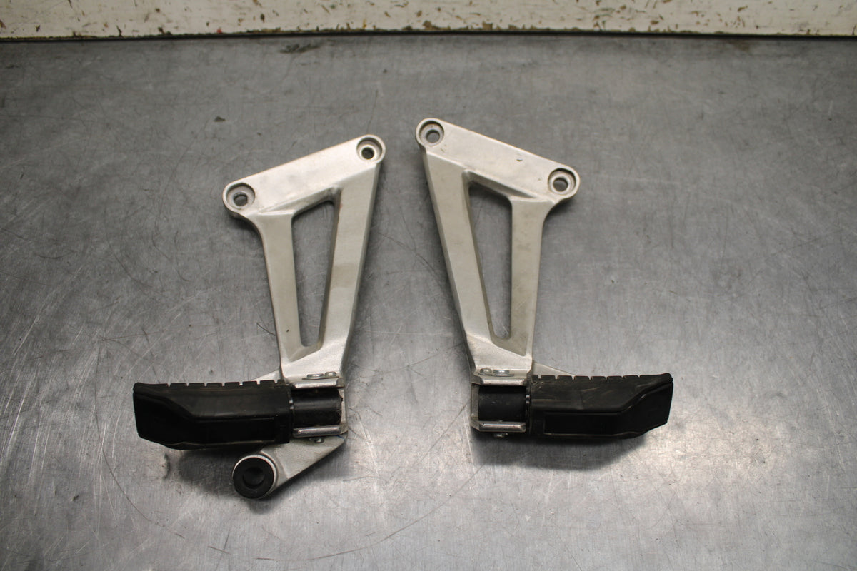 08 HONDA CBR125R REAR BACK PASSENGER PEG SET PAIR BB114