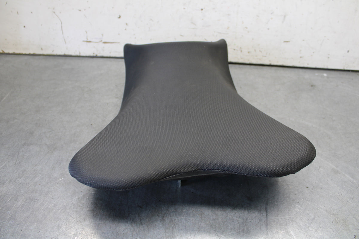 18-23 KAWASAKI NINJA 400 FRONT DRIVERS SEAT PAD SADDLE PILLION BB679