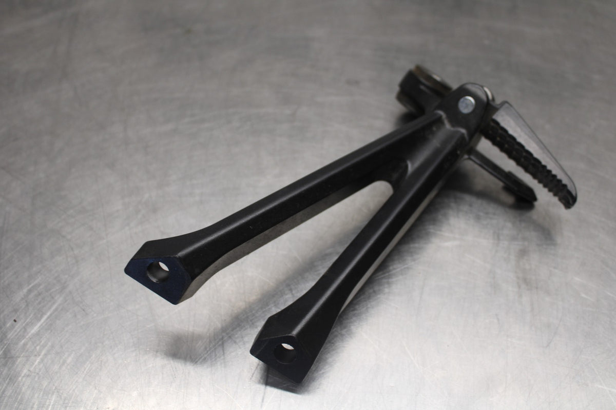 15-26 SUZUKI GSXR600 RIGHT REAR BACK PASSENGER PEG BB888
