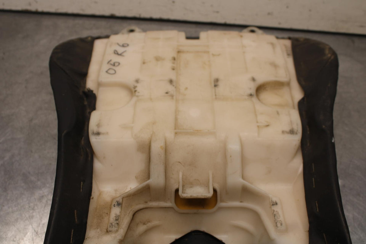 06 YAMAHA YZF R6 FRONT DRIVERS SEAT PAD SADDLE PILLION 2C0-24710-00-00 BB622
