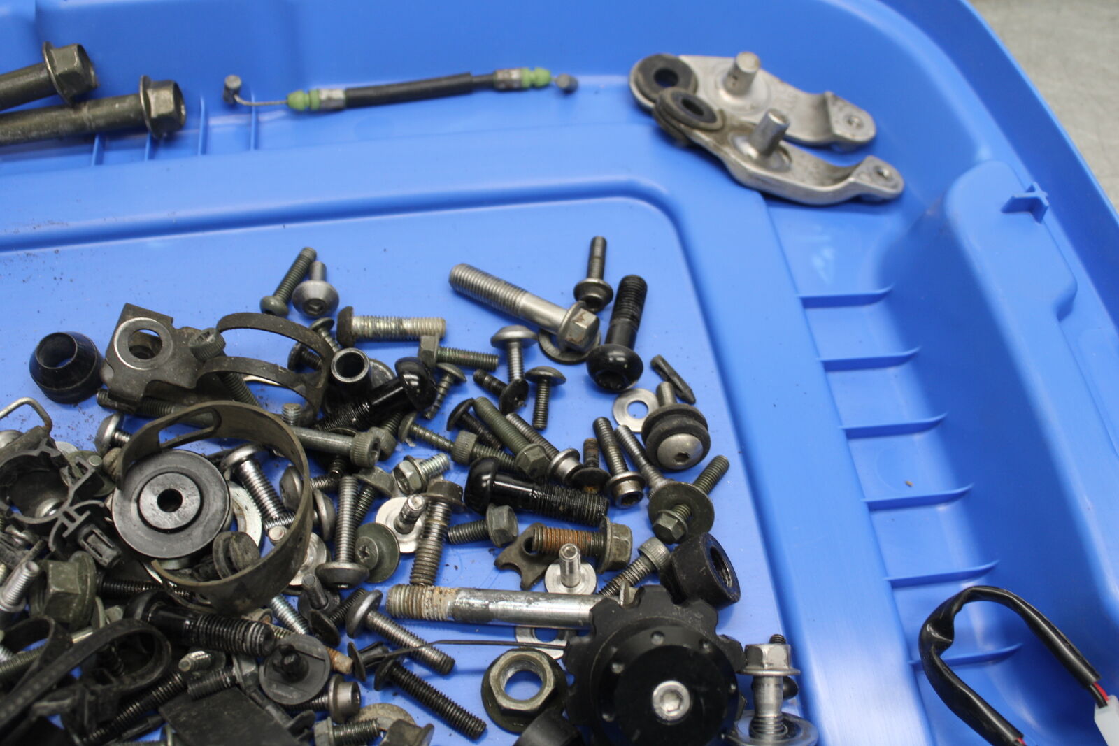 06 YAMAHA YZF R6 MOUNTING BOLTS HARDWARE MOTOR SCREWS BB716