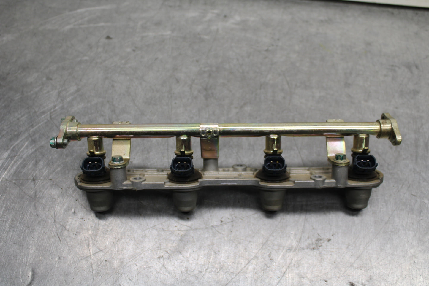 03-04 HONDA CBR600RR SECONDARY FUEL INJECTORS TOP AIRBOX GAS RAIL BB122