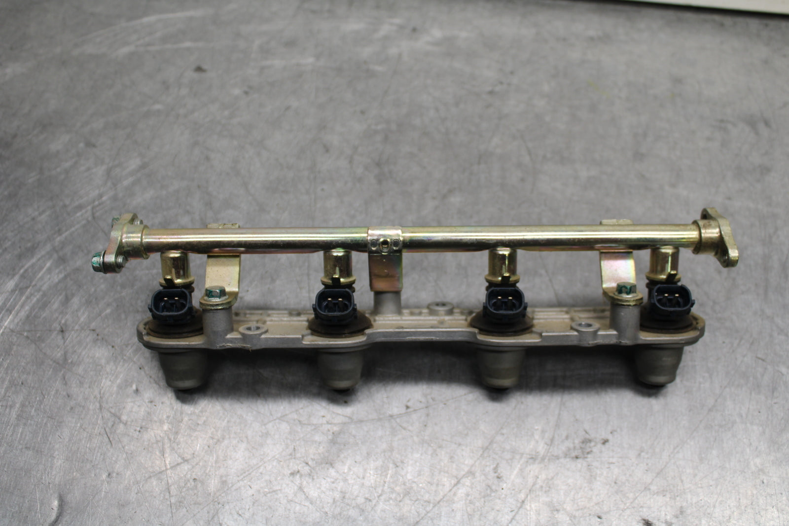 03-04 HONDA CBR600RR SECONDARY FUEL INJECTORS TOP AIRBOX GAS RAIL BB122