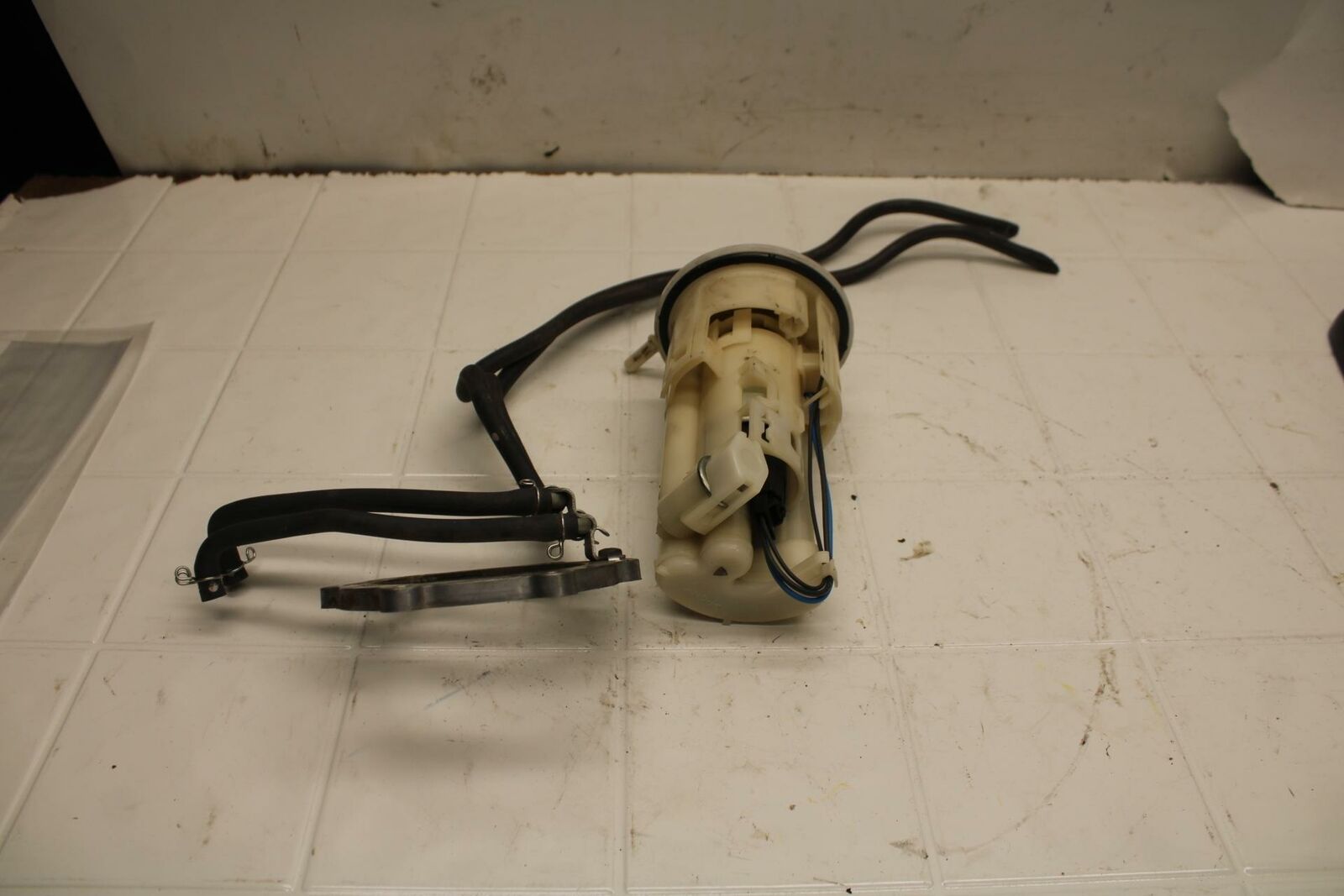08-16 YAMAHA YZF R6 FUEL PUMP GAS PETROL SENDER UNIT BB406
