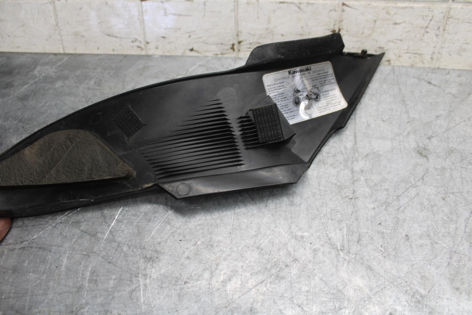 2012 Kawasaki Ninja ZX6R  RIGHT GAS TANK FUEL CELL PANEL COVER TRIM COWL   BB529