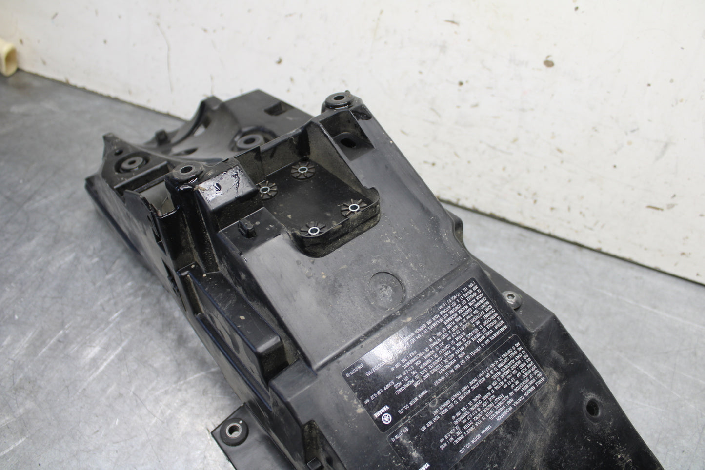 22-24 YAMAHA XSR900 REAR BACK TAIL UNDERTAIL BATTERY TRAY PLASTIC BB683