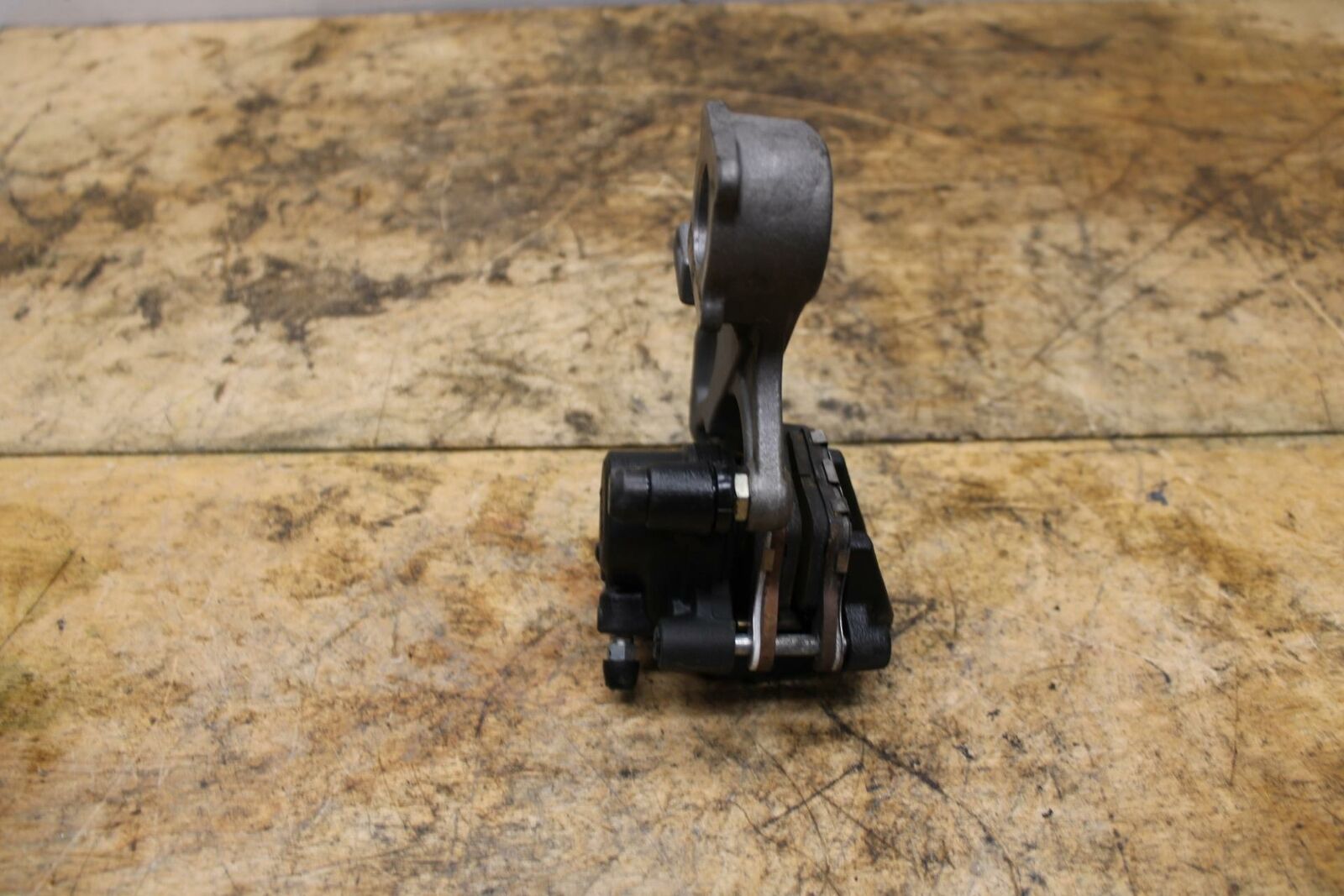11-21 SUZUKI GSXR600 REAR BACK BRAKE CALIPER W MOUNT BRACKET BB346