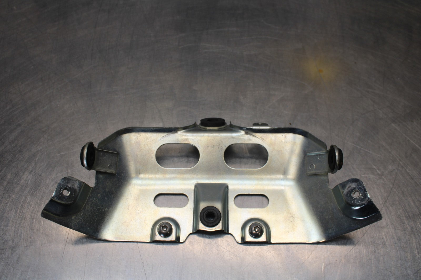 08-10 SUZUKI GSXR 600 FRONT GAS TANK FAIRING COWL COVER MOUNT BRACKET BB202