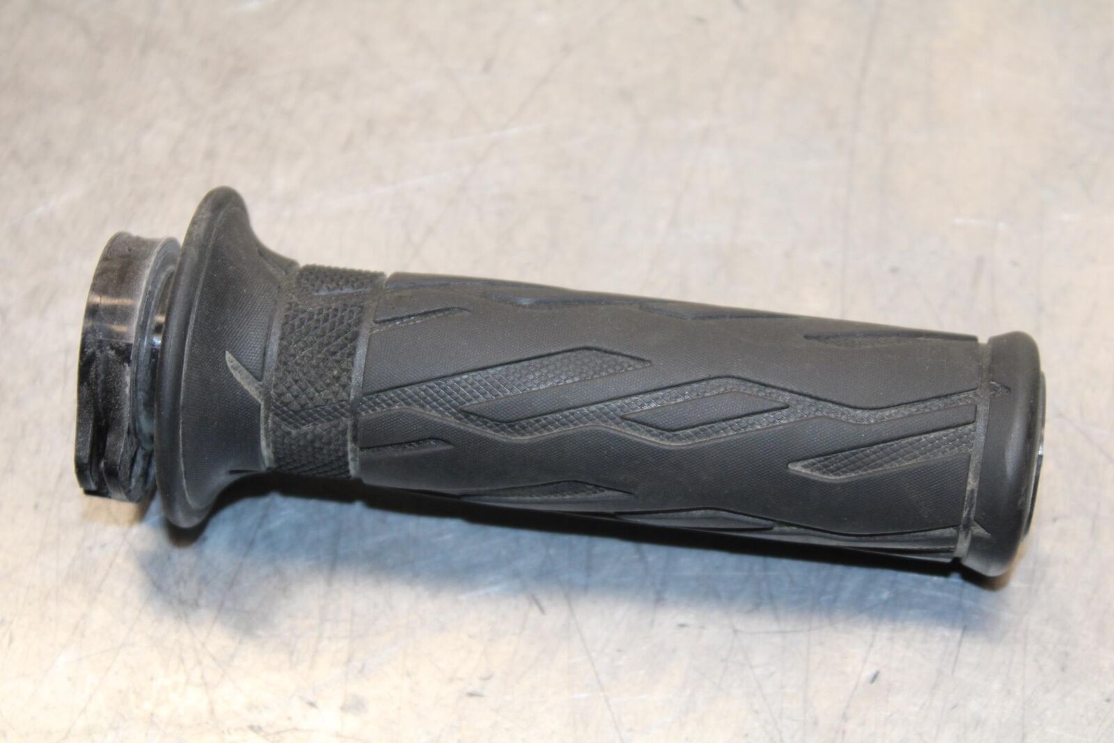 2017 Suzuki GSXR600 RIGHT THROTTLE GRIP 57110-21H02 BB598