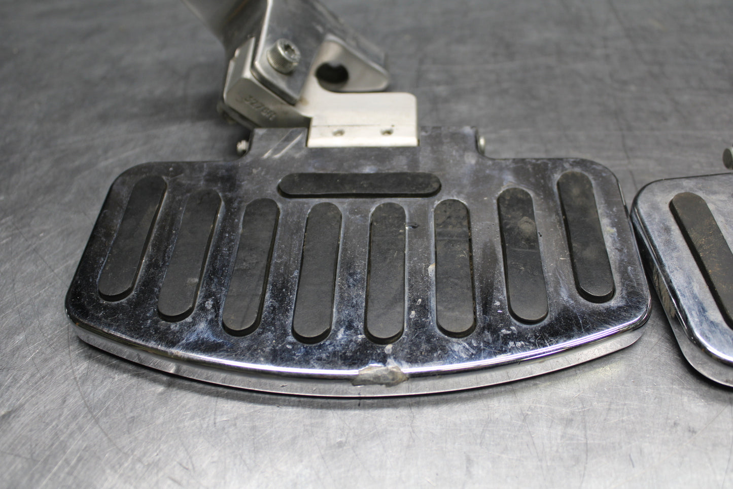 00 SUZUKI INTRUDER 1500 VL1500 REAR PASSENGER FOOT STEP PEG BB761
