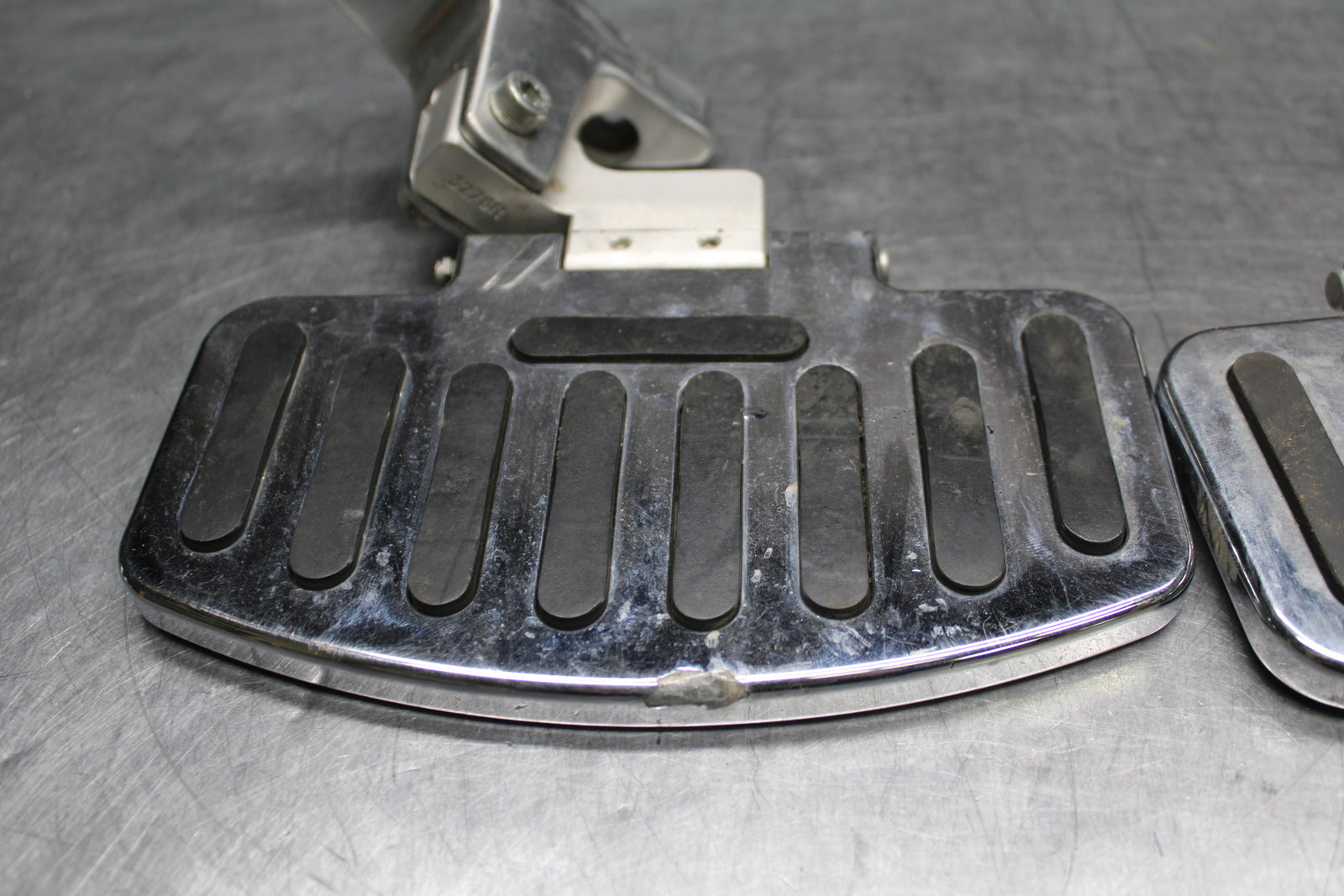 00 SUZUKI INTRUDER 1500 VL1500 REAR PASSENGER FOOT STEP PEG BB761