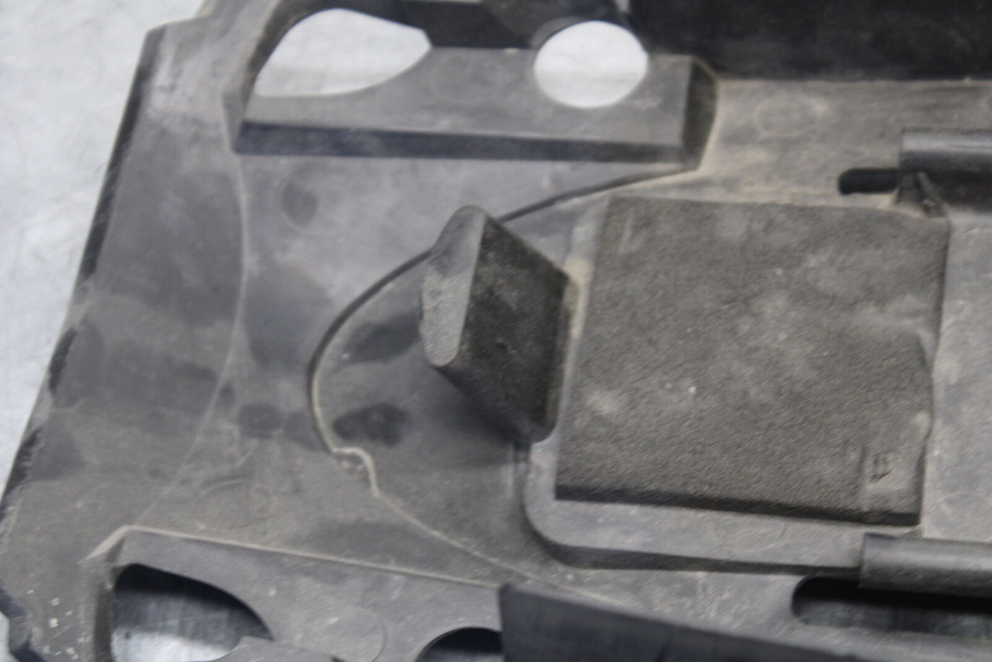 05-06 SUZUKI GSXR1000 REAR BACK TAIL UNDERTAIL BATTERY TRAY 63111-41G01 BB663