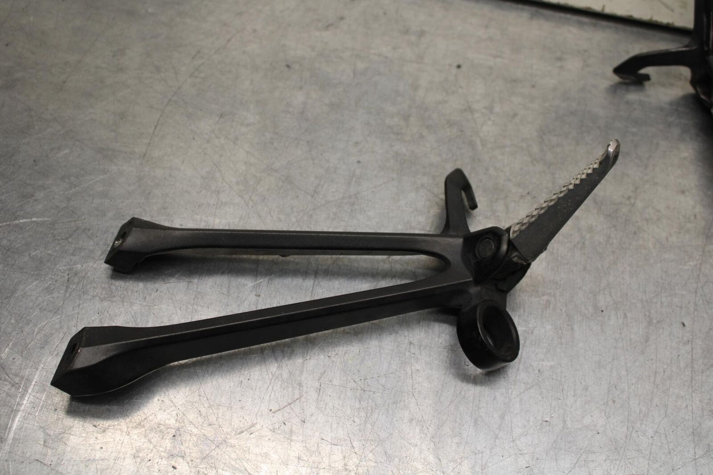 2011 Suzuki GSXR1000 REAR FOOT RESTS PEGS STEPS SET PAIR BB96