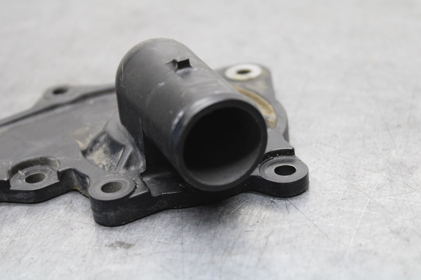 22-24 YAMAHA XSR900 ENGINE WATER COOLANT PUMP COVER BB683