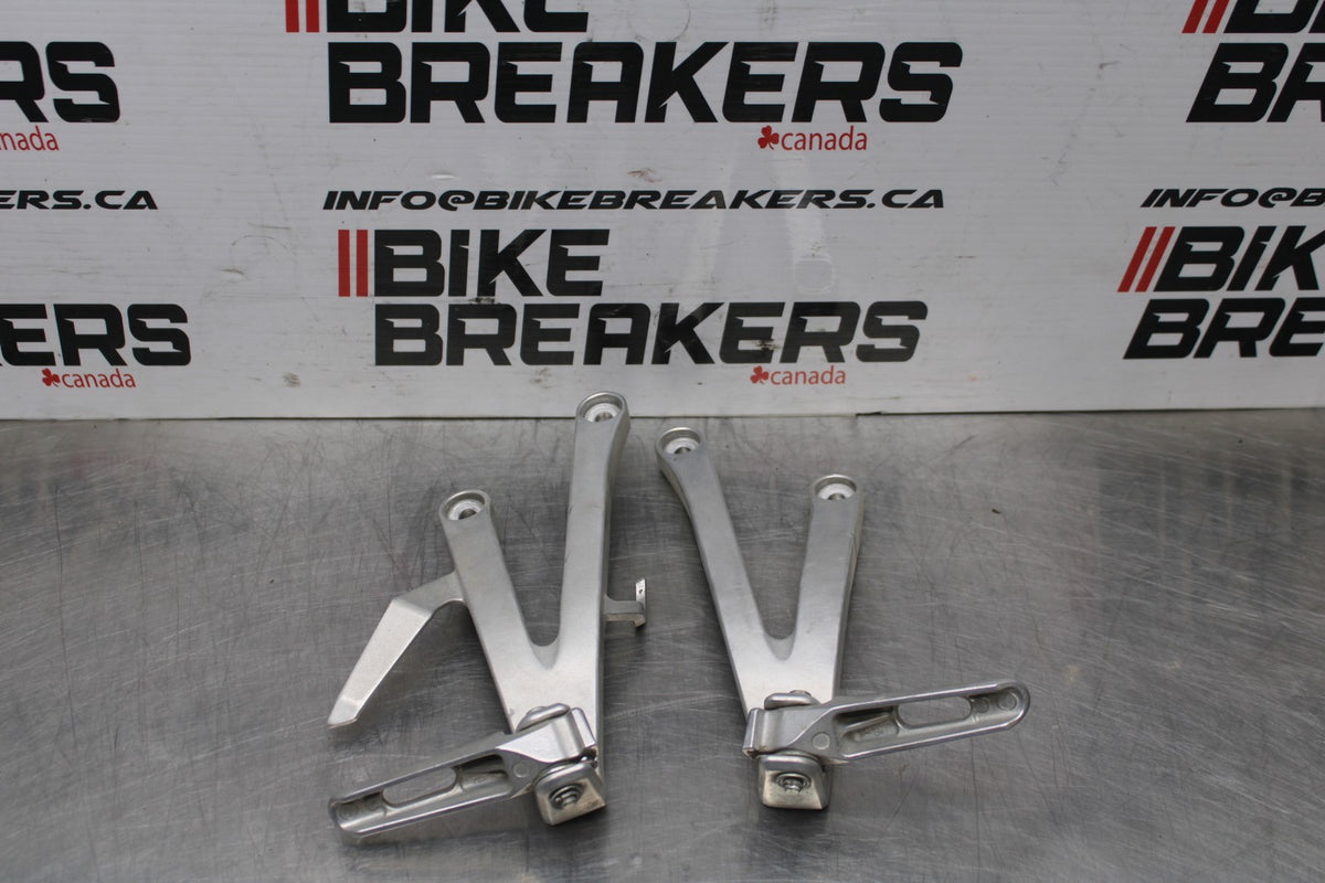 07-12 HONDA CBR600RR REAR BACK PASSENGER PEG SET PAIR BB812