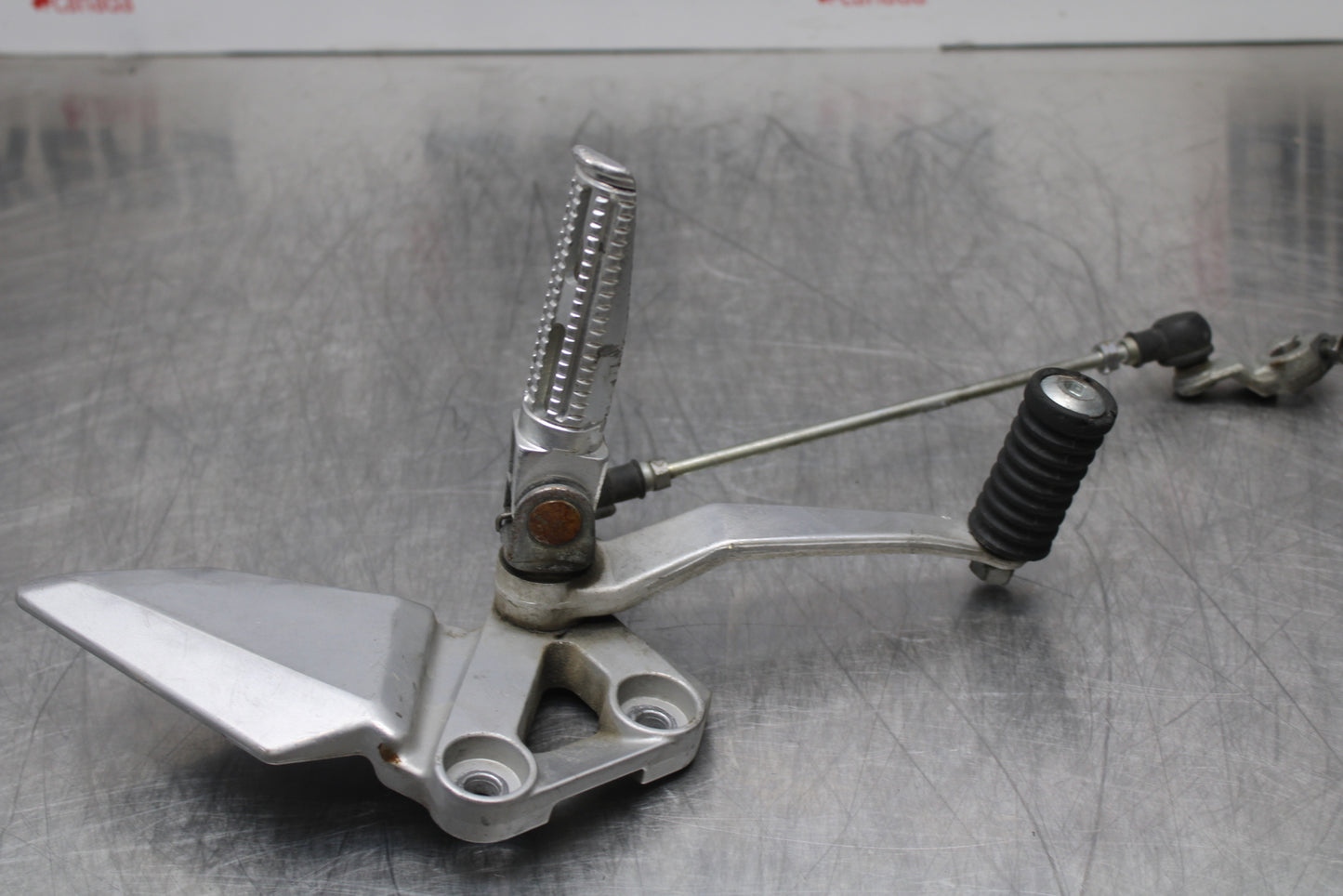 03 SUZUKI SV650S LEFT REARSET REAR SET DRIVER FOOT PEG REST STOP BB167