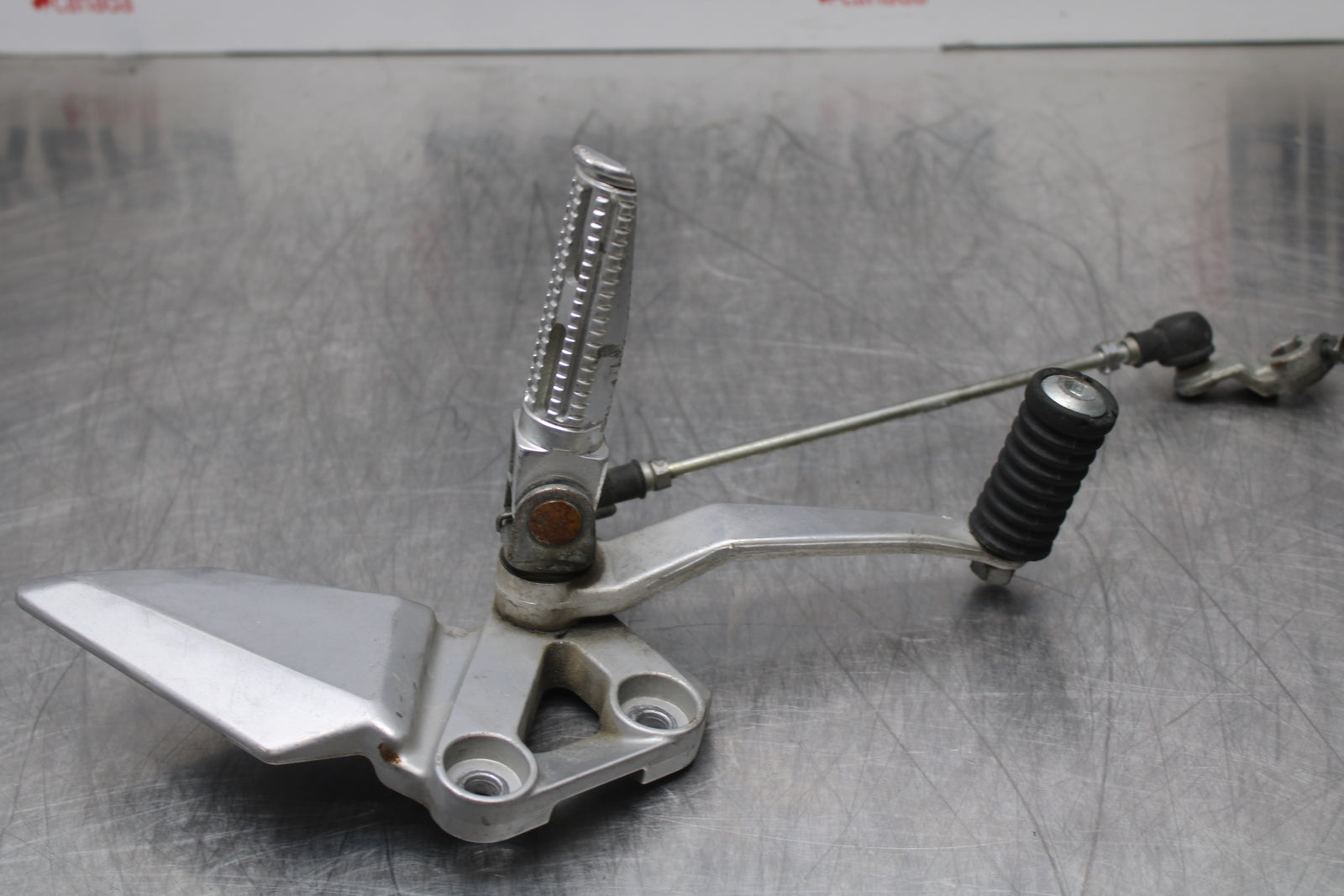 03 SUZUKI SV650S LEFT REARSET REAR SET DRIVER FOOT PEG REST STOP BB167