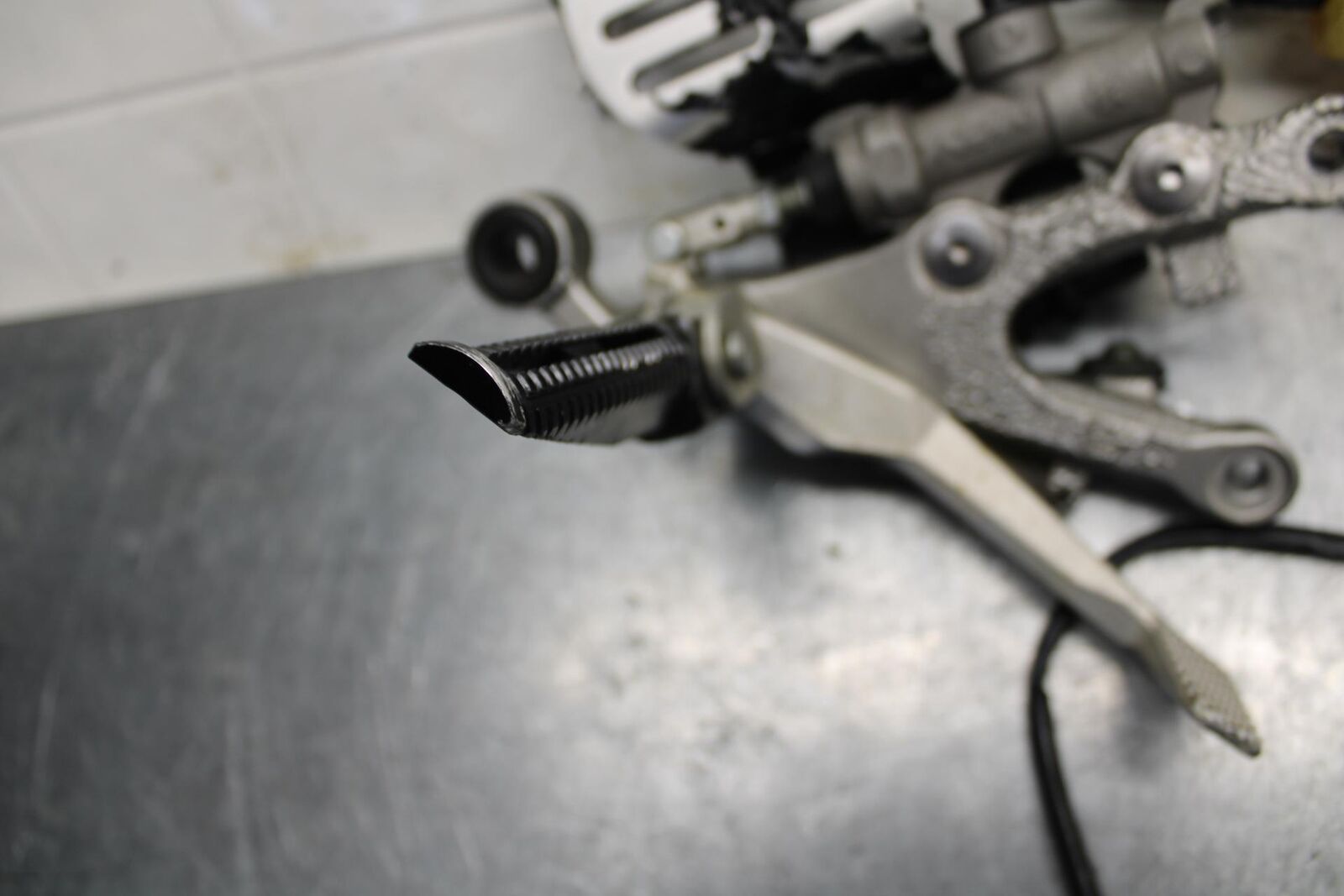 07 YAMAHA YZF R6 2c0 RIGHT REARSET REAR SET DRIVER FOOT PEG REST STOP BB75