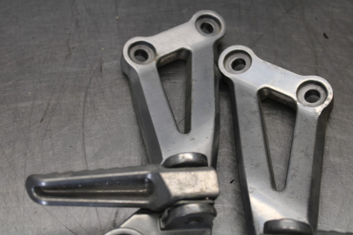 00-05 KAWASAKI NINJA ZX12R REAR BACK PASSENGER PEG SET PAIR BB892
