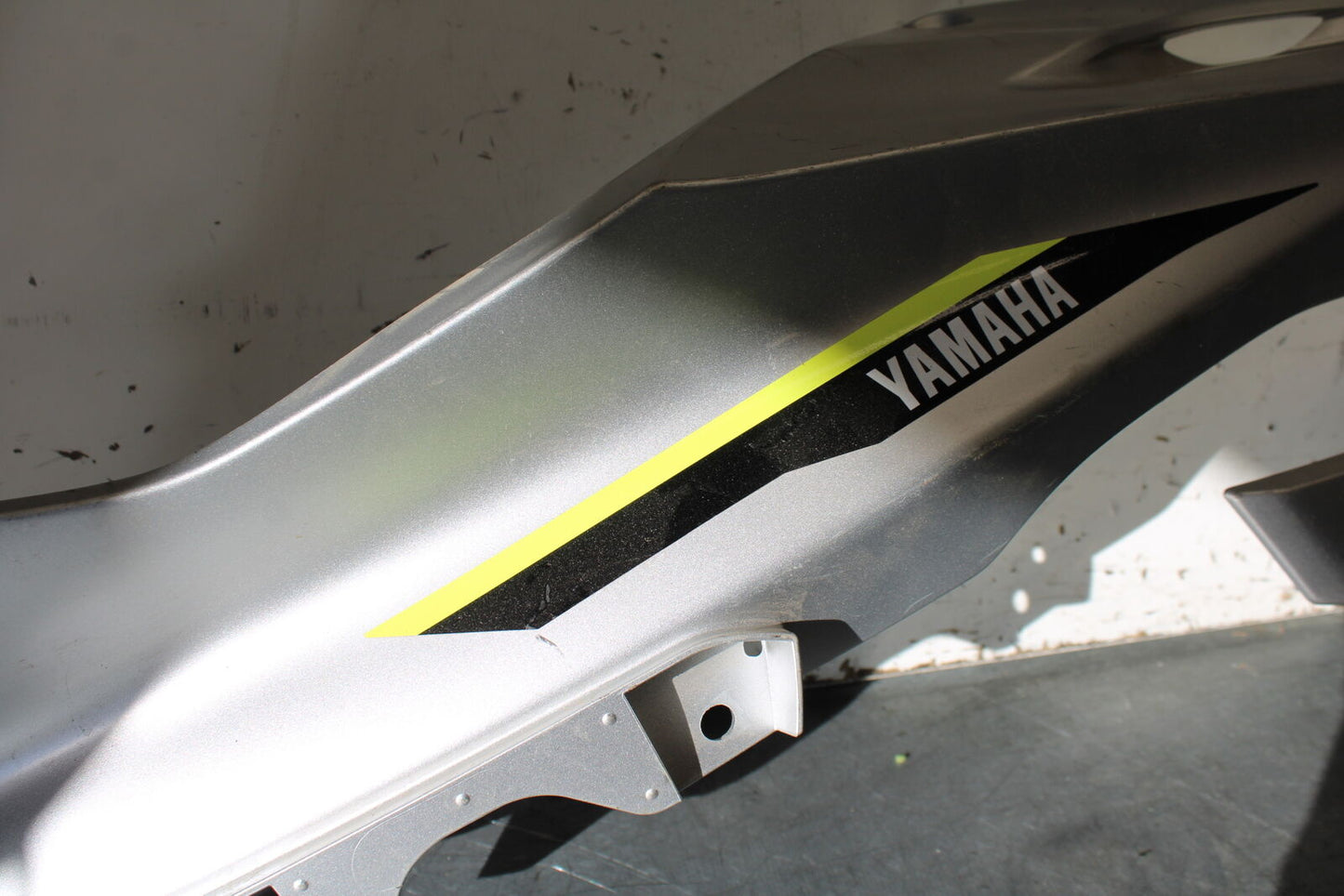 17-20 YAMAHA YZF R6 LEFT MID UPPER SIDE FAIRING COWL PLASTIC BB257
