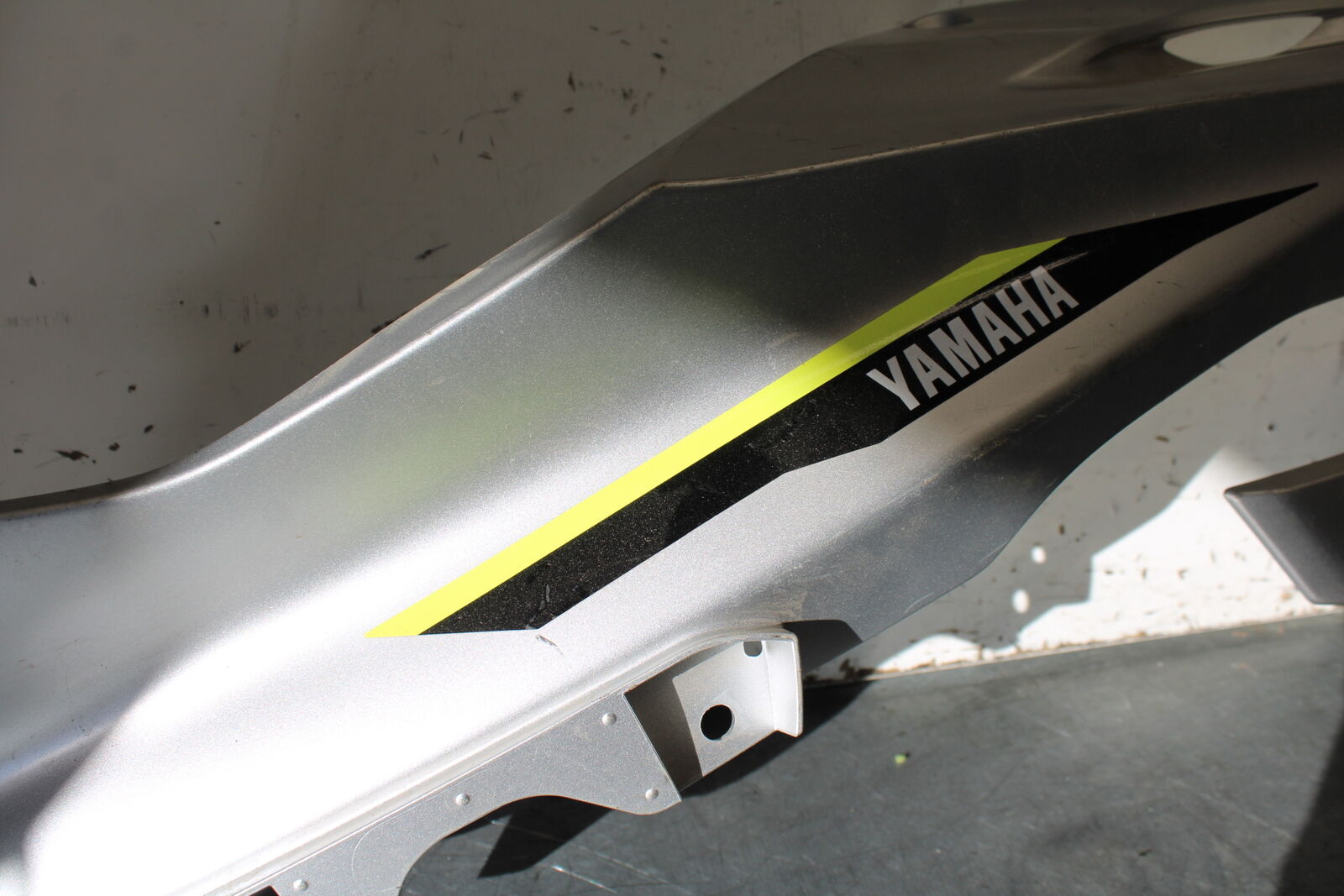 17-20 YAMAHA YZF R6 LEFT MID UPPER SIDE FAIRING COWL PLASTIC BB257