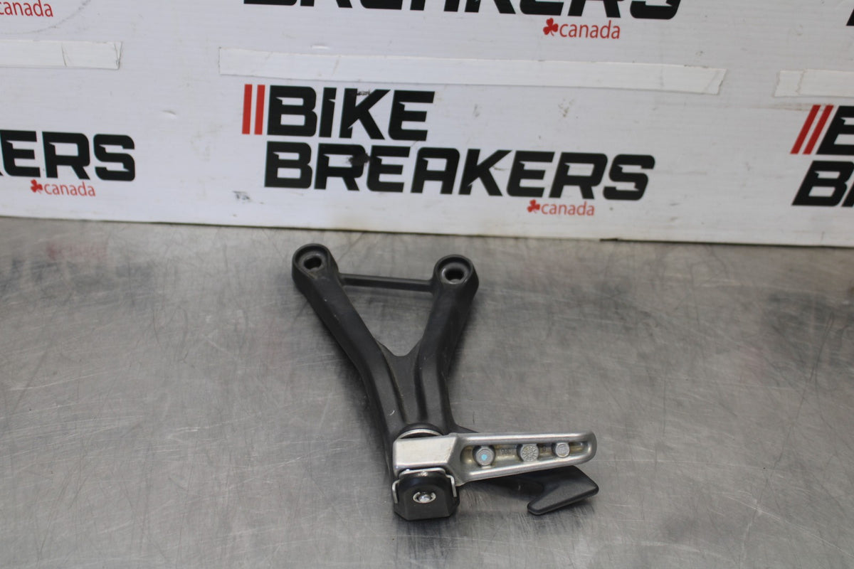 23-26 KAWASAKI NINJA ZX4RR LEFT REAR BACK PASSENGER PEG BB898