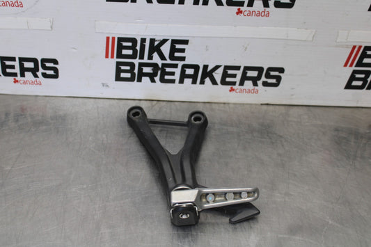 23-26 KAWASAKI NINJA ZX4RR LEFT REAR BACK PASSENGER PEG BB898