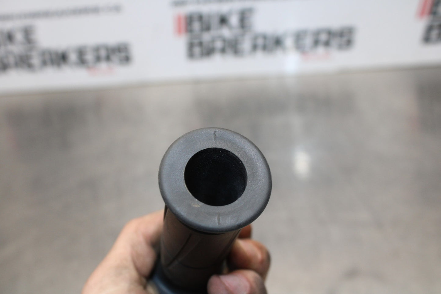 21-23 KAWASAKI NINJA ZX6R RIGHT THROTTLE TUBE & GRIPS BB179