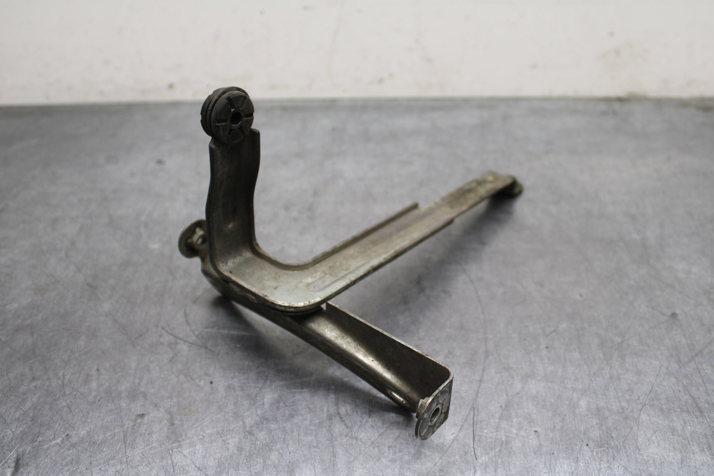 09-11 SUZUKI GSXR1000 OIL COOLER MOUNTING BRACKET MOUNT SUPPORT BB125