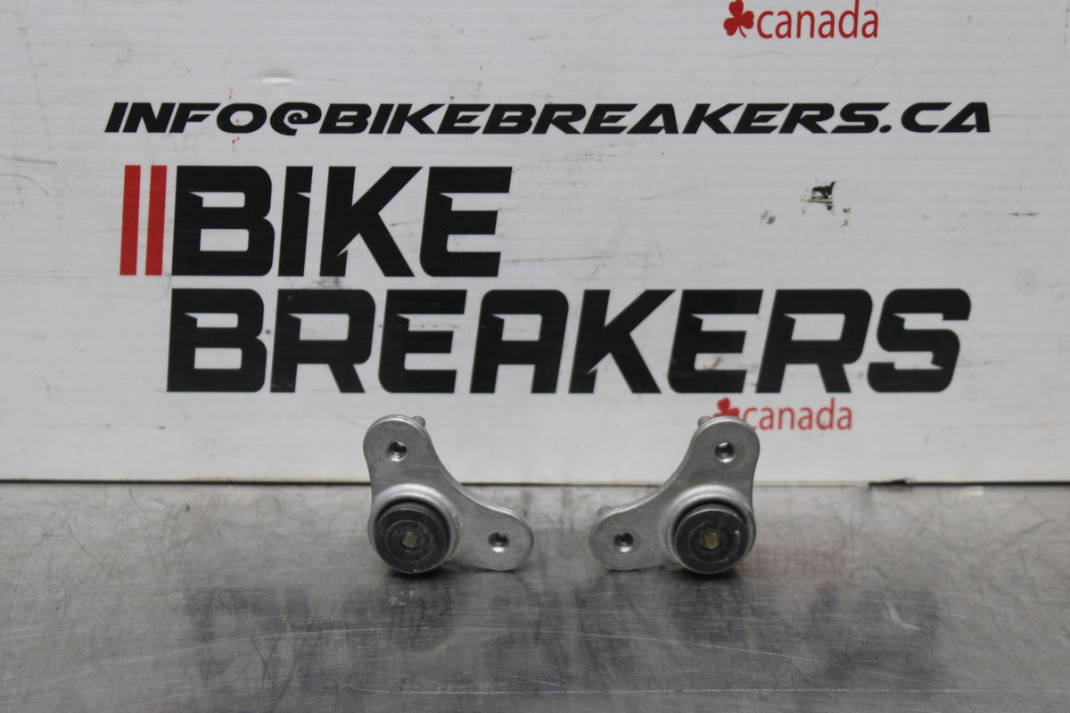 18 YAMAHA SUPER TENERE FRONT GAS TANK BRACKET MOUNT SET PAIR BB832