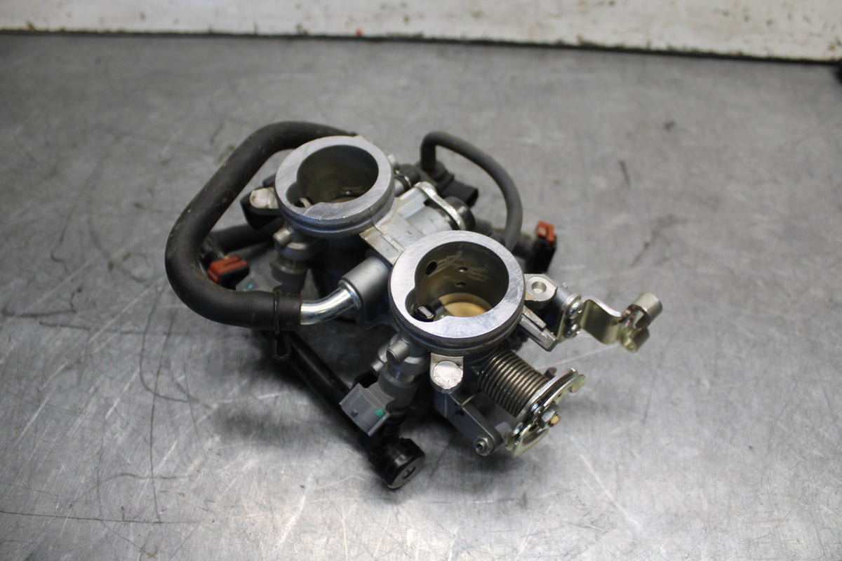 19-22 KAWASAKI Z400 MAIN FUEL INJECTORS / THROTTLE BODIES BB708