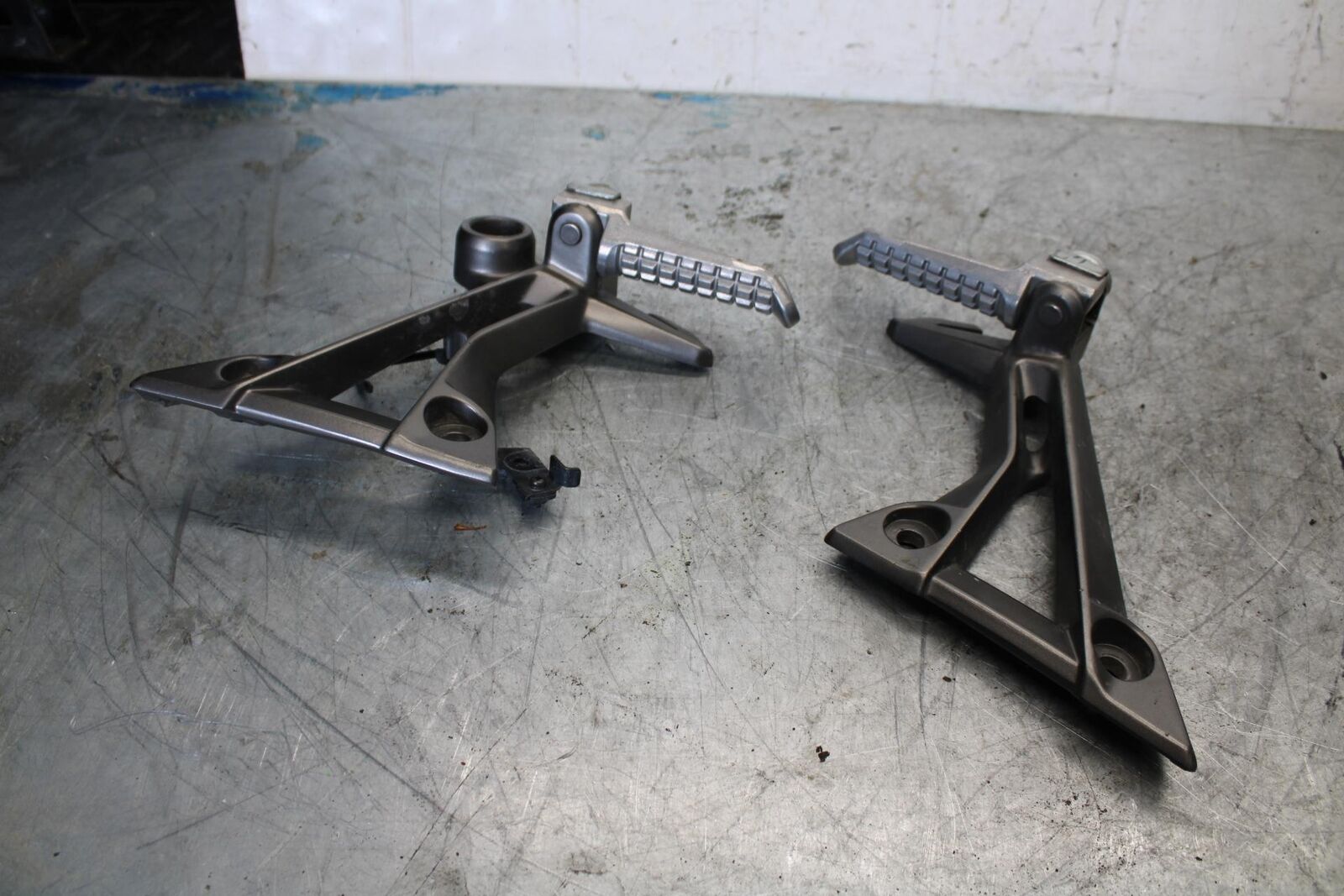 13-17 KAWASAKI NINJA 300 REAR BACK PASSENGER PEG SET PAIR BB429