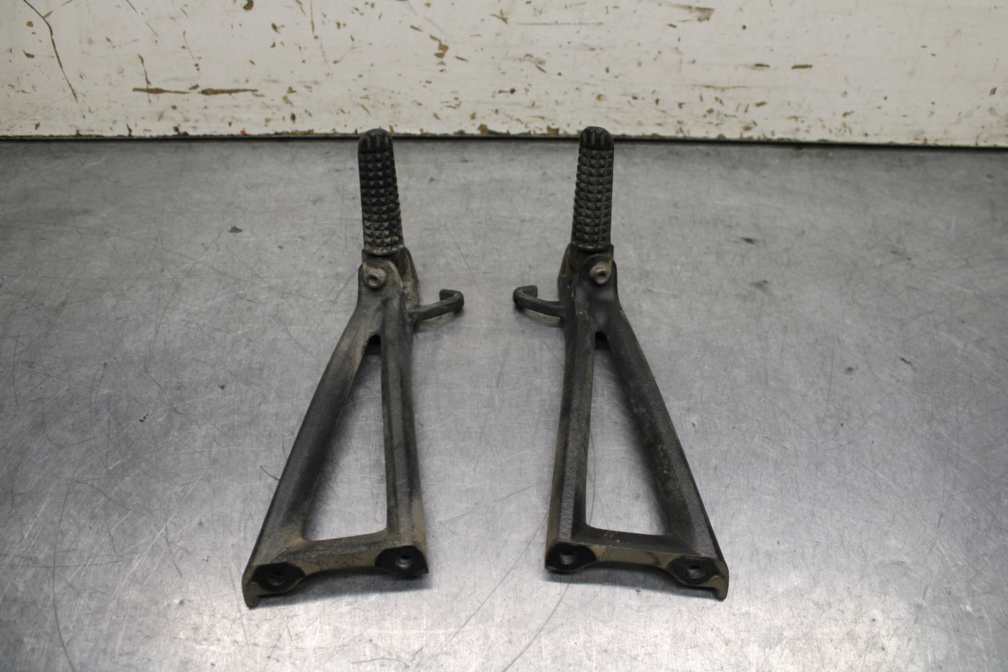 06-07 YAMAHA YZF R6 REAR BACK PASSENGER PEG SET PAIR BB742