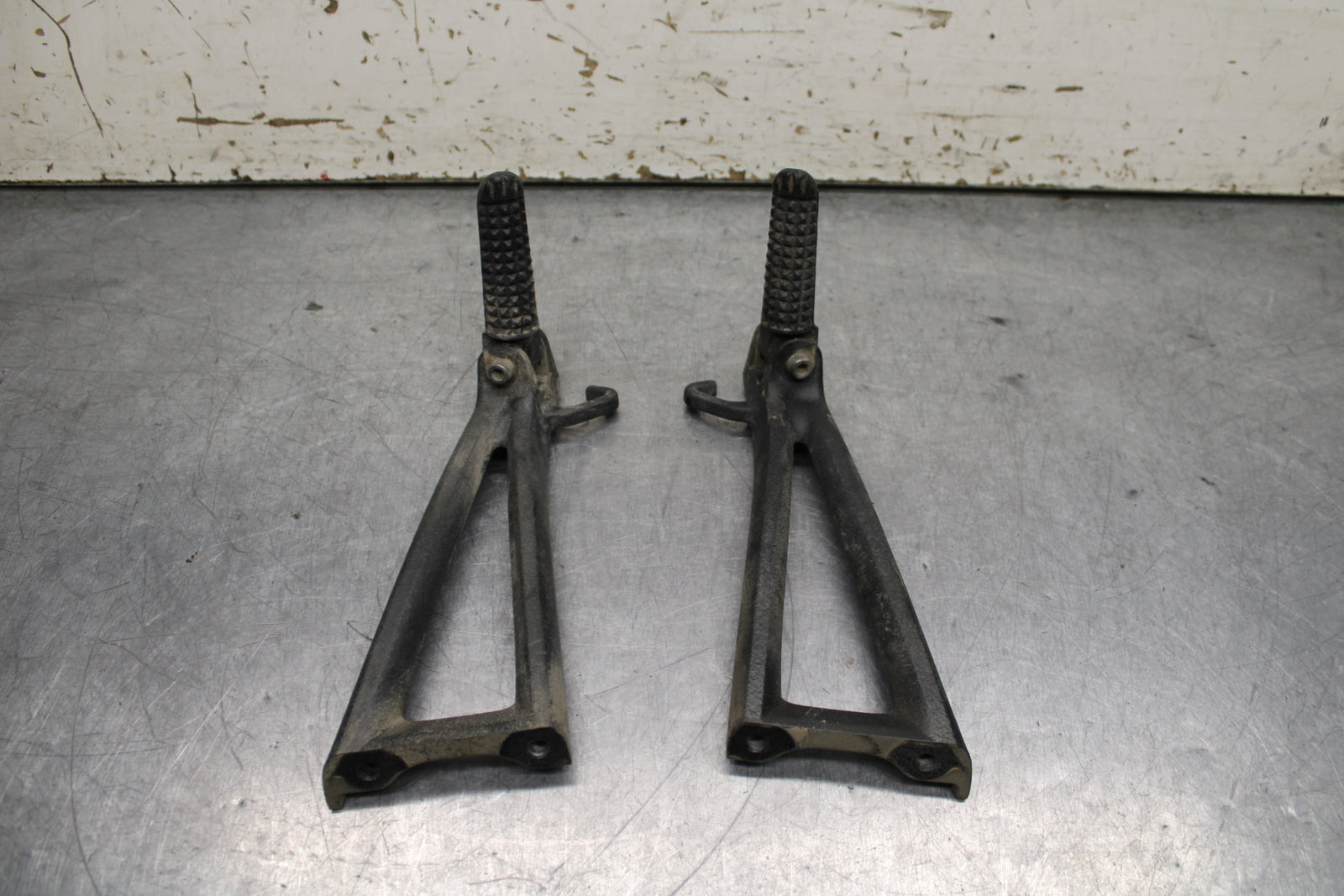 06-07 YAMAHA YZF R6 REAR BACK PASSENGER PEG SET PAIR BB742