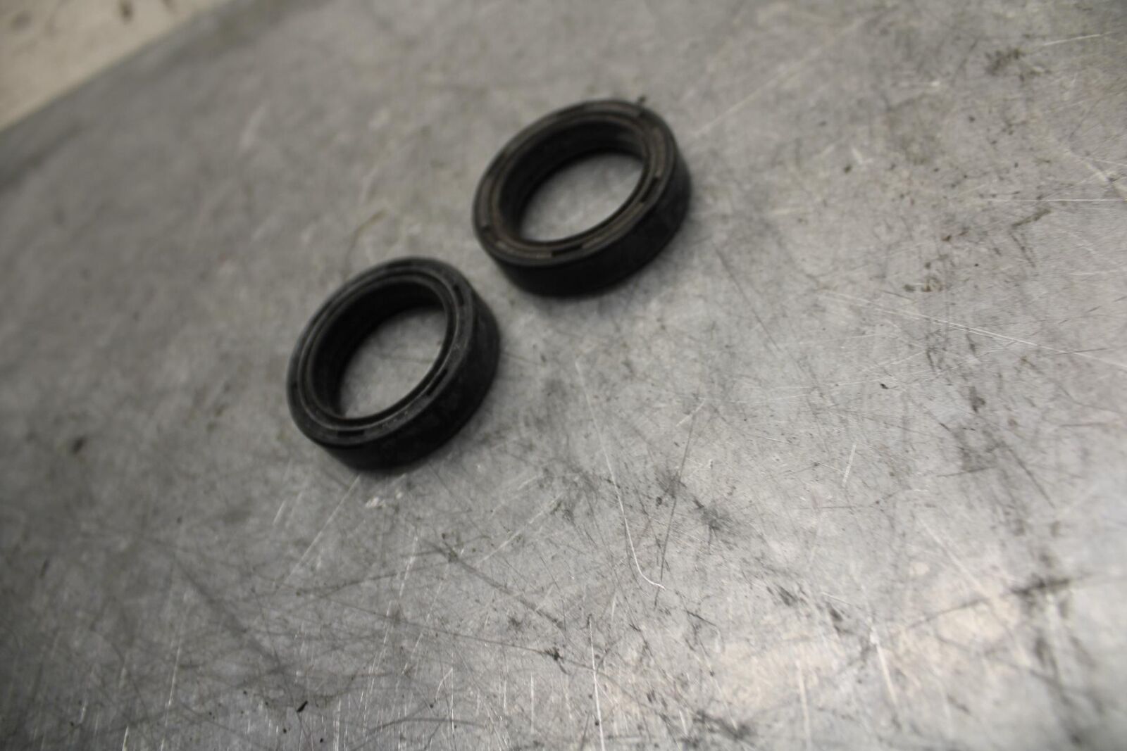 1983 Suzuki GN125FRONT FORK OIL SEAL PAIR 51153-05300 BB42
