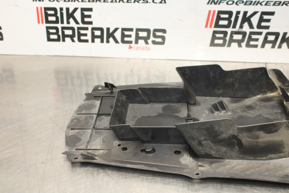 04-05 SUZUKI GSXR600 REAR BACK TAIL UNDERTAIL BATTERY TRAY PLASTIC BB792