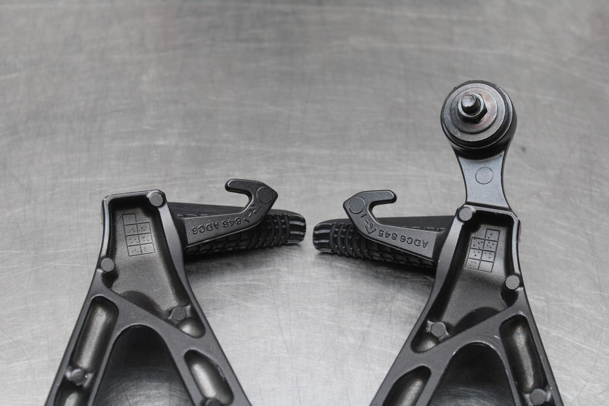 18 SUZUKI GSXR1000 REAR BACK PASSENGER PEG SET PAIR BB642