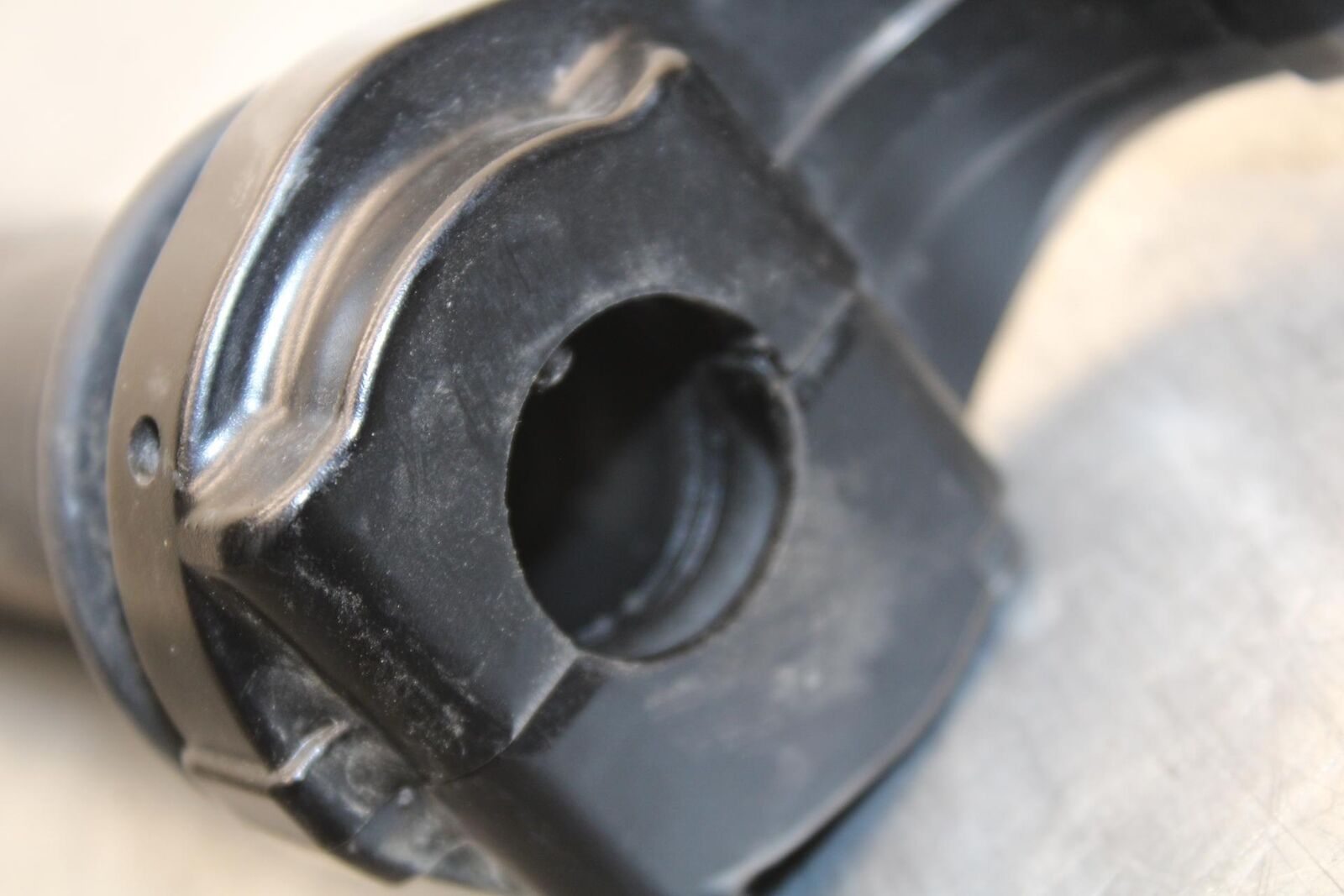 20-21 YAMAHA XSR900 RIGHT THROTTLE GRIP BB599