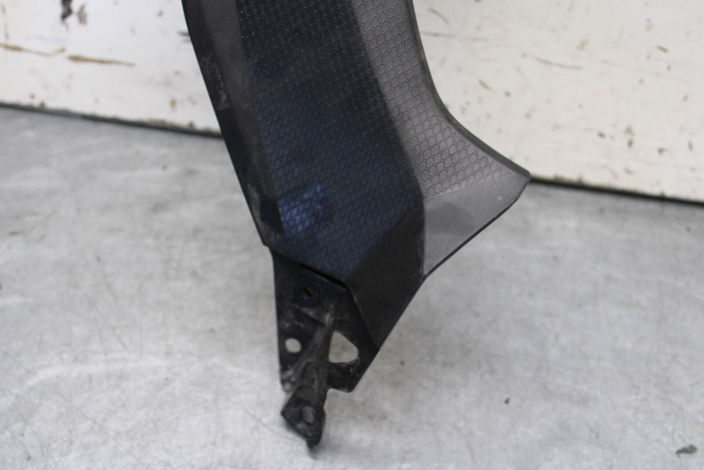 18-23 KAWASAKI NINJA 400 FRONT CENTER COWL FAIRING BB660