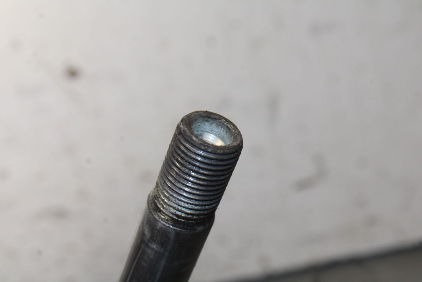 05-09 SUZUKI BOULEVARD C90 FRONT WHEEL RIM AXLE PIVOT BOLT BB692