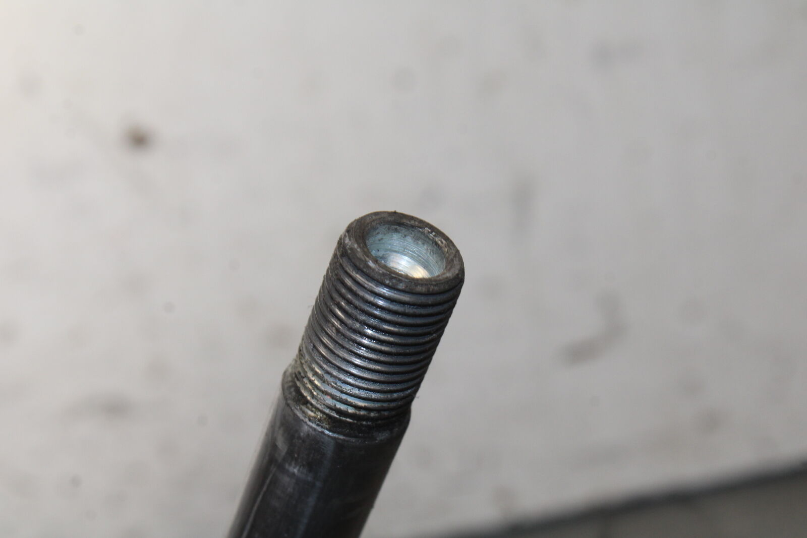 05-09 SUZUKI BOULEVARD C90 FRONT WHEEL RIM AXLE PIVOT BOLT BB692