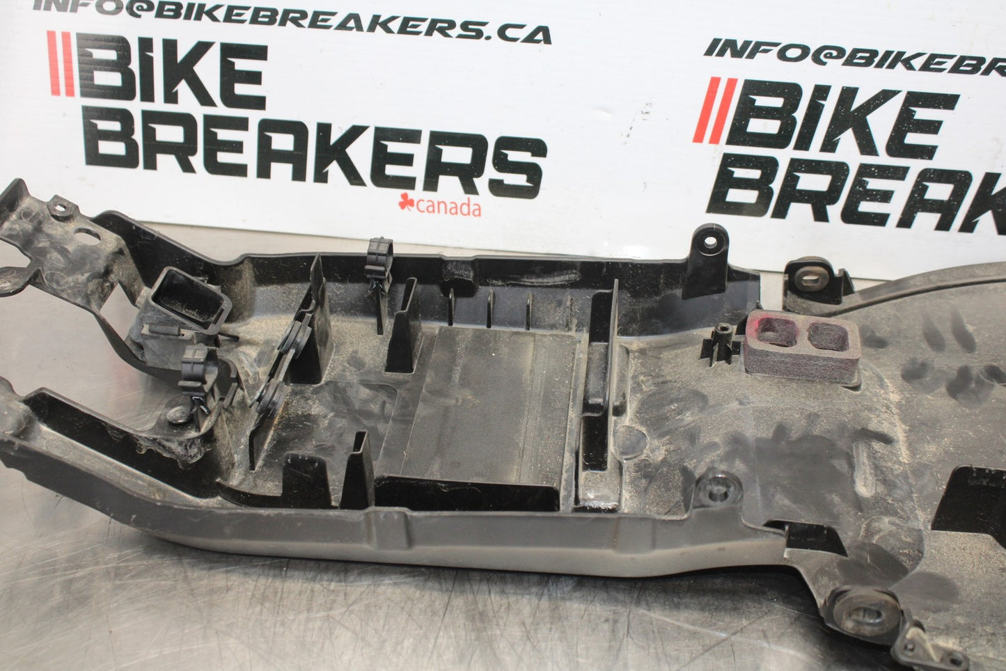 21-23 KAWASAKI NINJA ZX6R REAR BACK TAIL UNDERTAIL BATTERY TRAY PLASTIC BB179