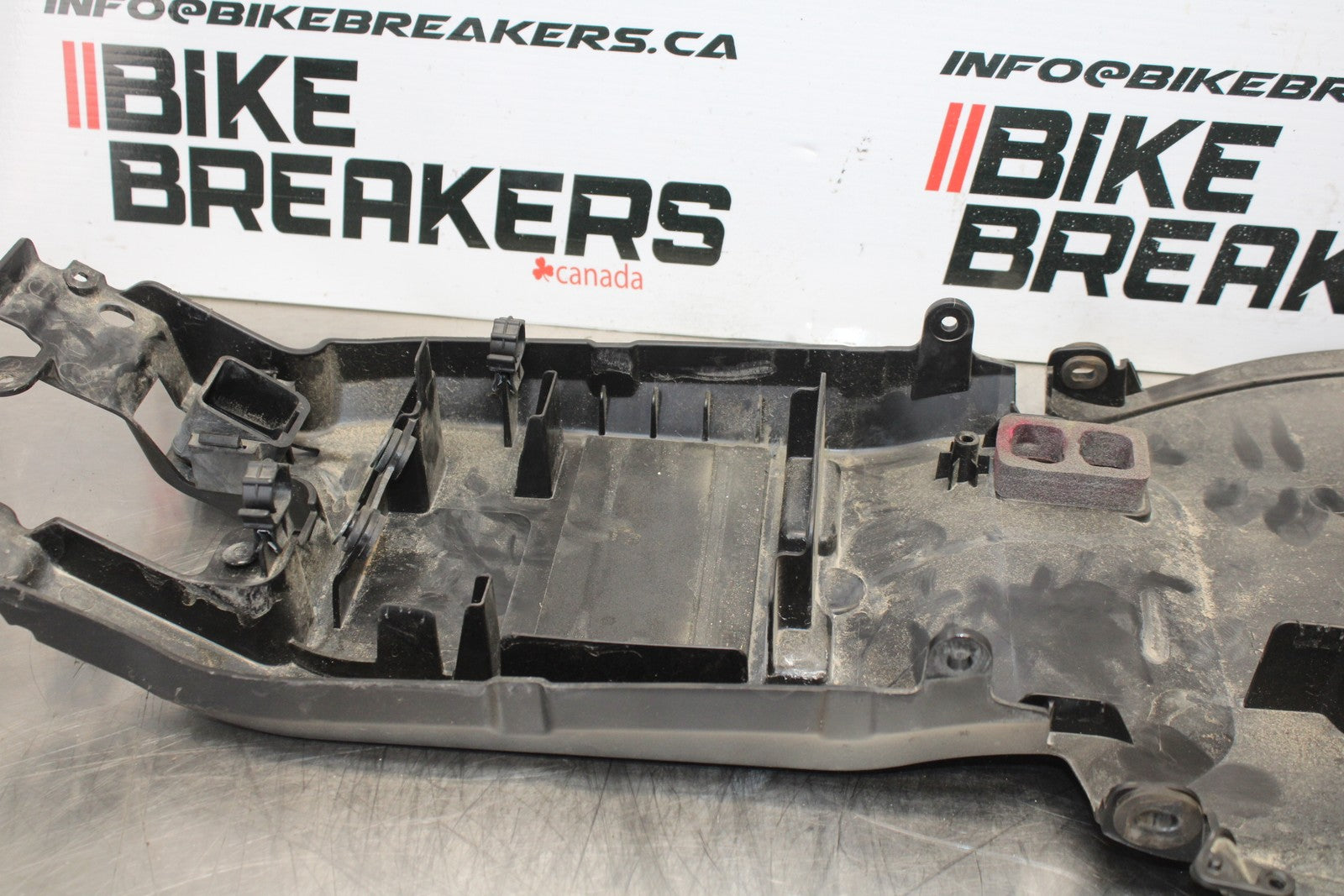 21-23 KAWASAKI NINJA ZX6R REAR BACK TAIL UNDERTAIL BATTERY TRAY PLASTIC BB179