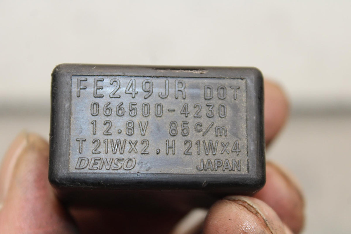 06-07 SUZUKI GSXR 600 750 TURN SIGNAL BLINKER RELAY FLASHER SWITCH BB98