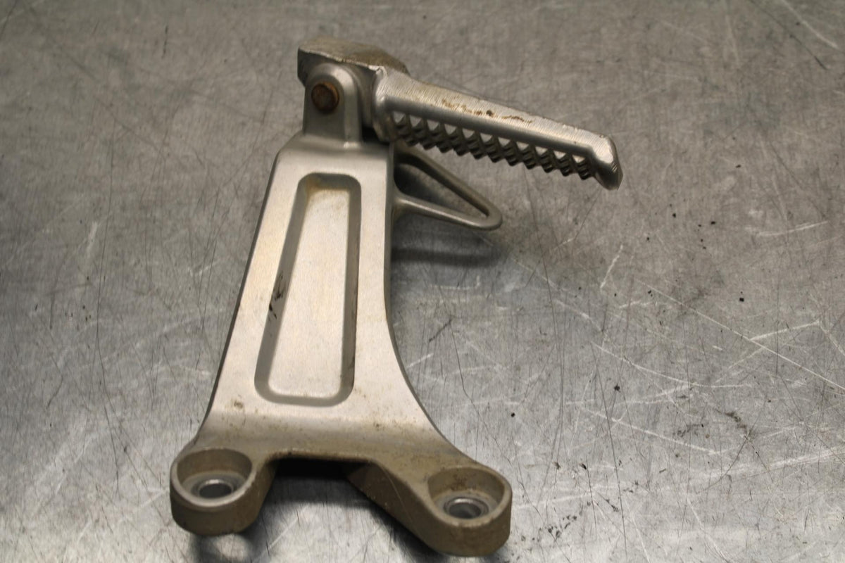03-04 HONDA CBR600RR REAR BACK PASSENGER PEG SET PAIR BB628